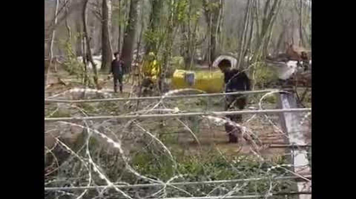 Επίδειξη πολεμικών τεχνών μπροστά από το φράχτη που χωρίζει τα ελληνοτουρκικά σύνορα στις Καστανιές