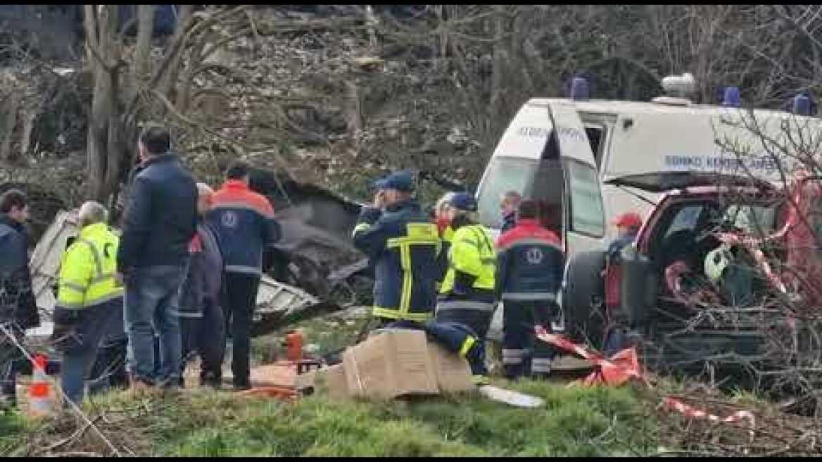 Σύγκρουση τρένων στη Λάρισα: Οι πυροσβέστες εντόπισαν ανθρώπινα μέλη