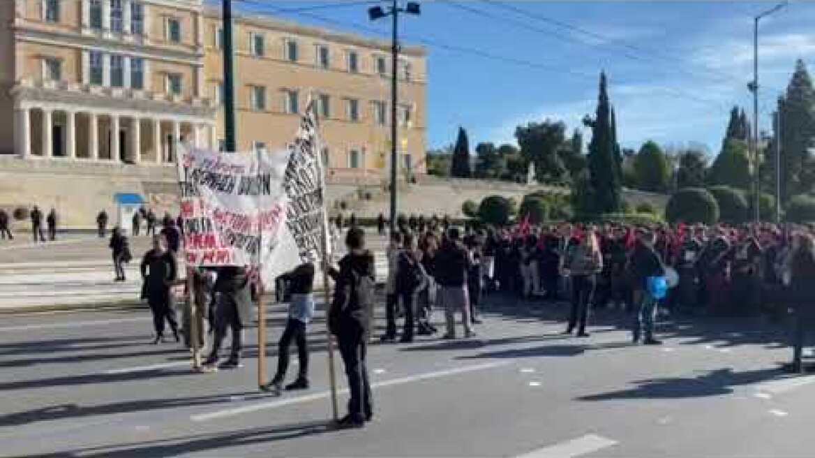 Η πορεία μπροστά από Σύνταγμα (2)