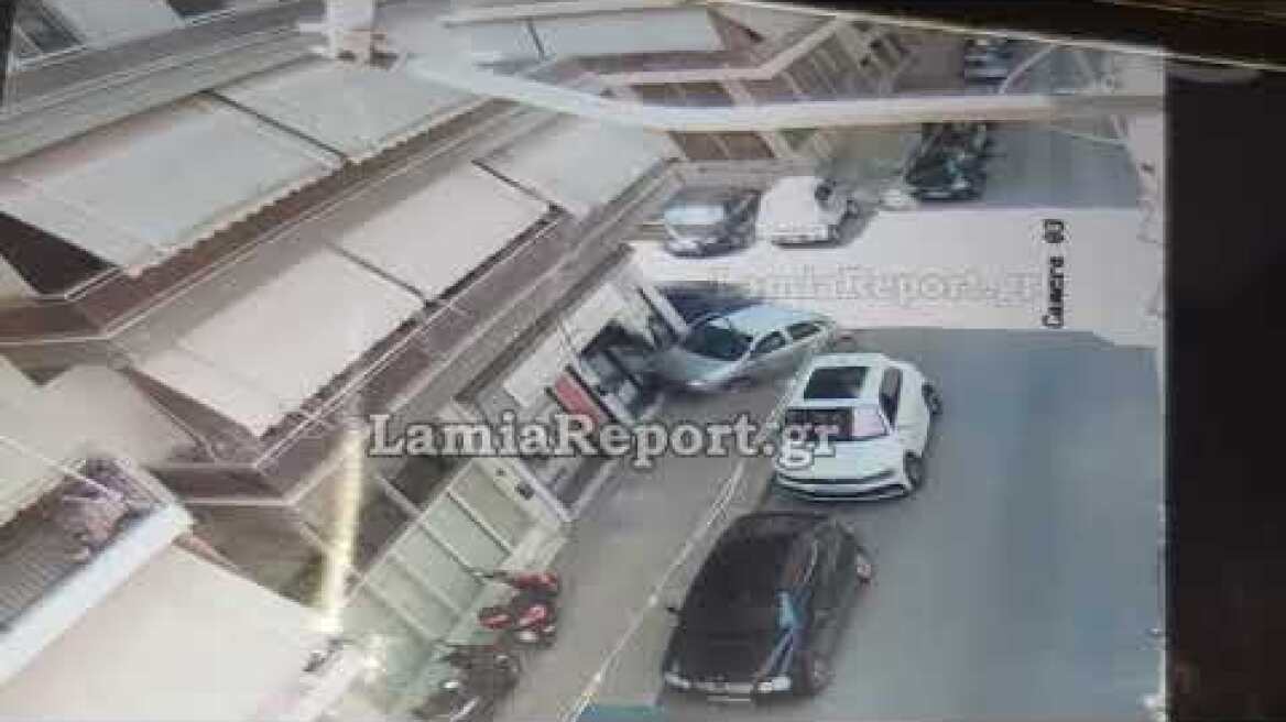 LamiaReport.gr: Τροχαίο on camera - Μπήκε σε βιτρίνα