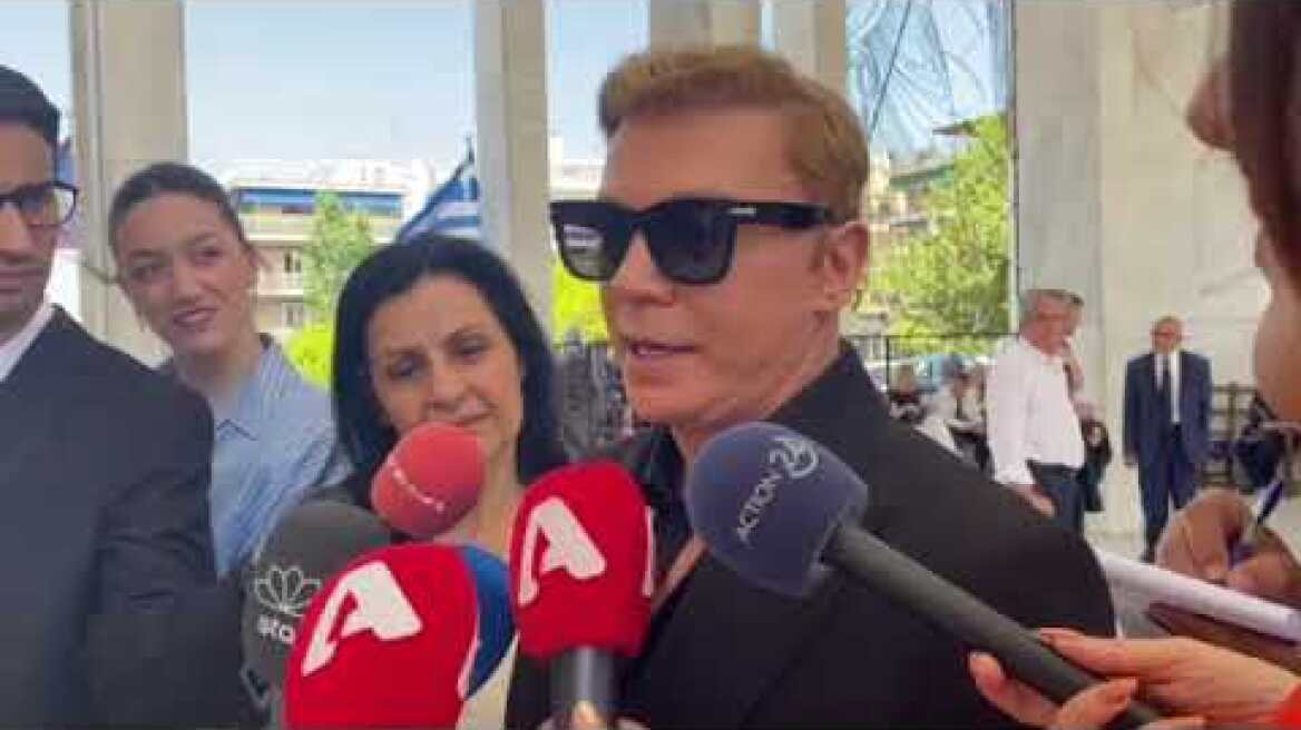 Ο Τάκης Ζαχαράτος στην κηδεία της Νόνικας Γαληνέα