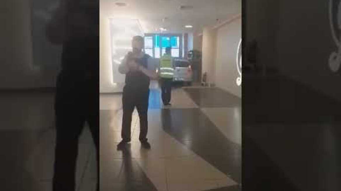 Το αυτοκίνητο στην τζαμαρία του River West