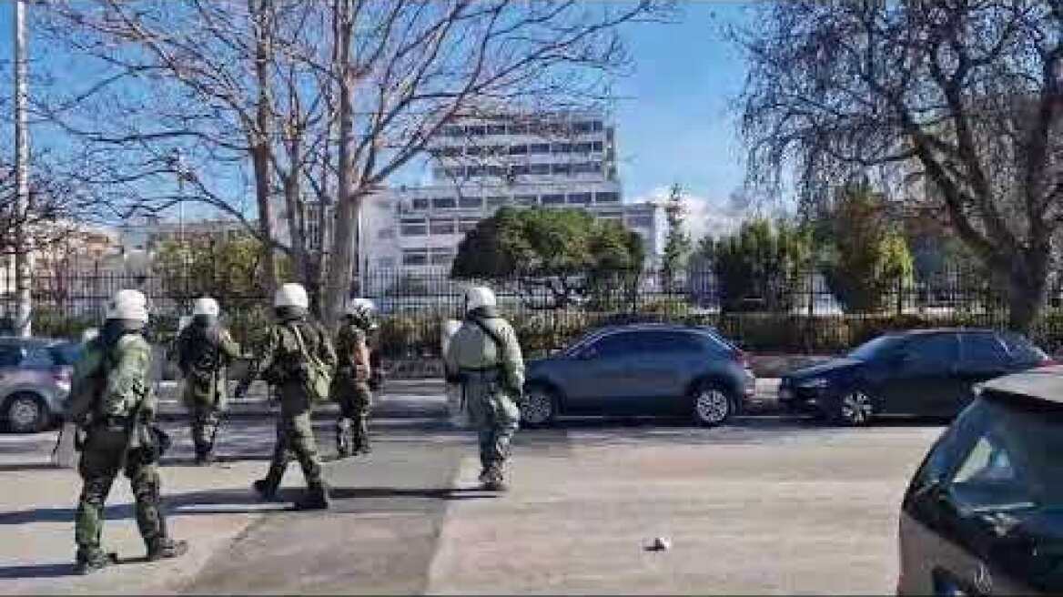 Κουκουλοφοροι άναψαν φωτιές σε κάδους, μπήκαν μέσα στο ΑΠΘ και πετάνε πέτρες στα ΜΑΤ από το προαύλιο