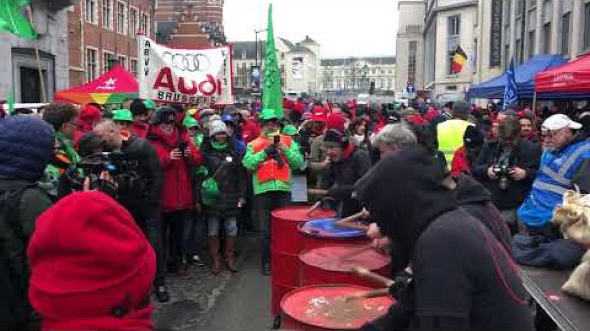 Vakbonden besmeuren gevel van VBO (3)