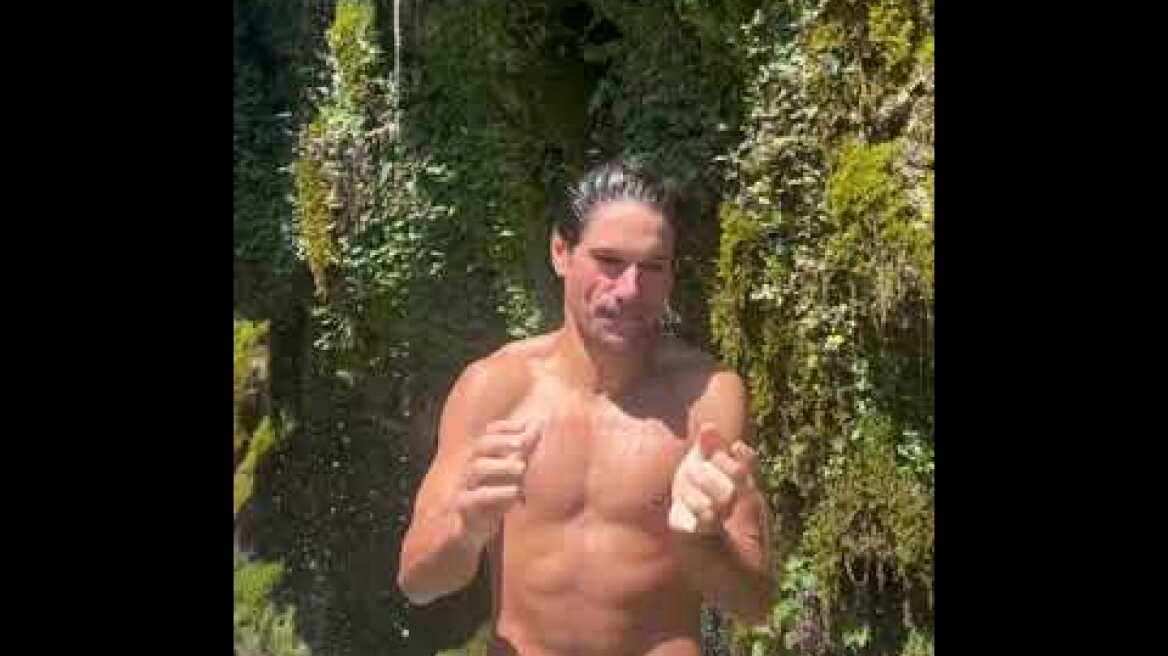 Ο Πάνος Βλάχος δείχνει στο κοινό του τα οφέλη της κρυοθεραπείας