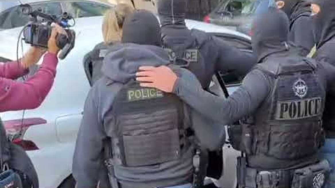 Αποχώρησε από τα δικαστήρια Πειραιά η 46χρονη που σκότωσε την πεθερά της στη Σαλαμίνα