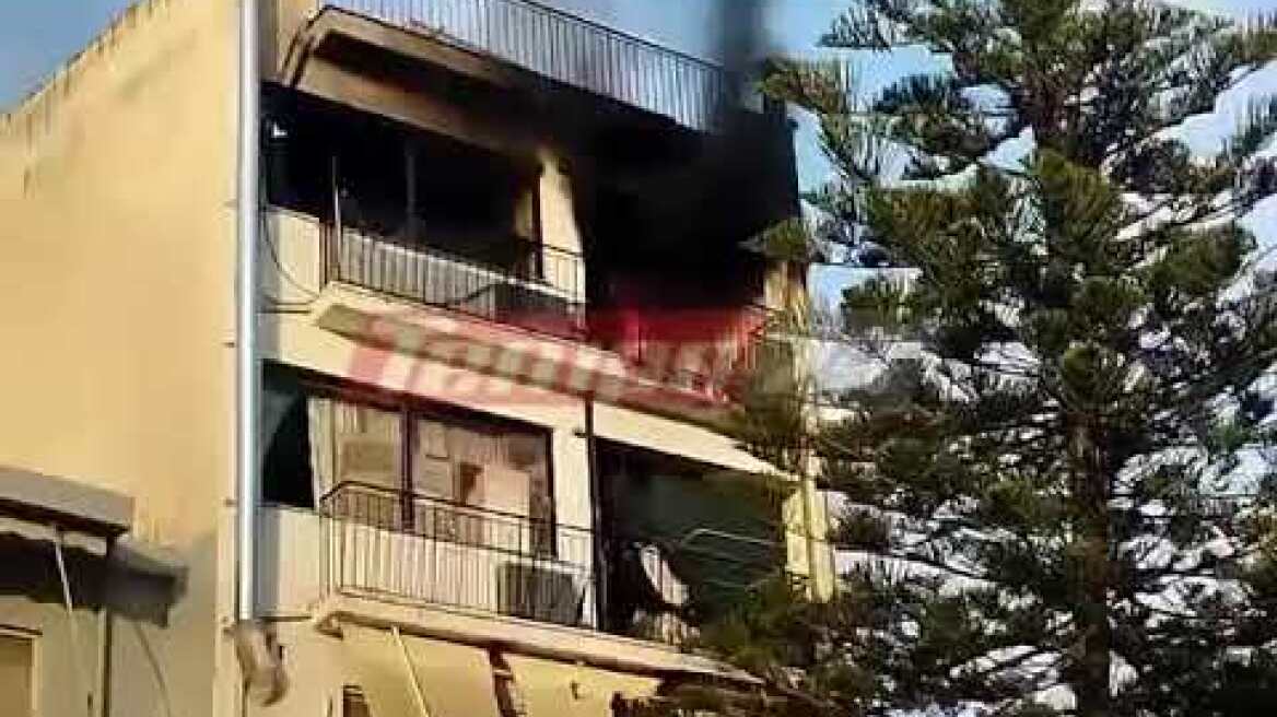 Ακούγονται εκρήξεις από φωτιά σε σπίτι στην Πάτρα