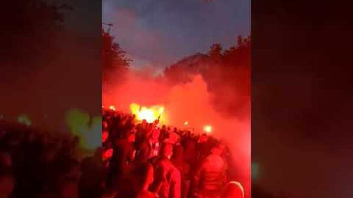 Οπαδοί του Ολυμπιακού και του Ερυθρού Αστέρα τραγουδούν συνθήματα με μια φωνή