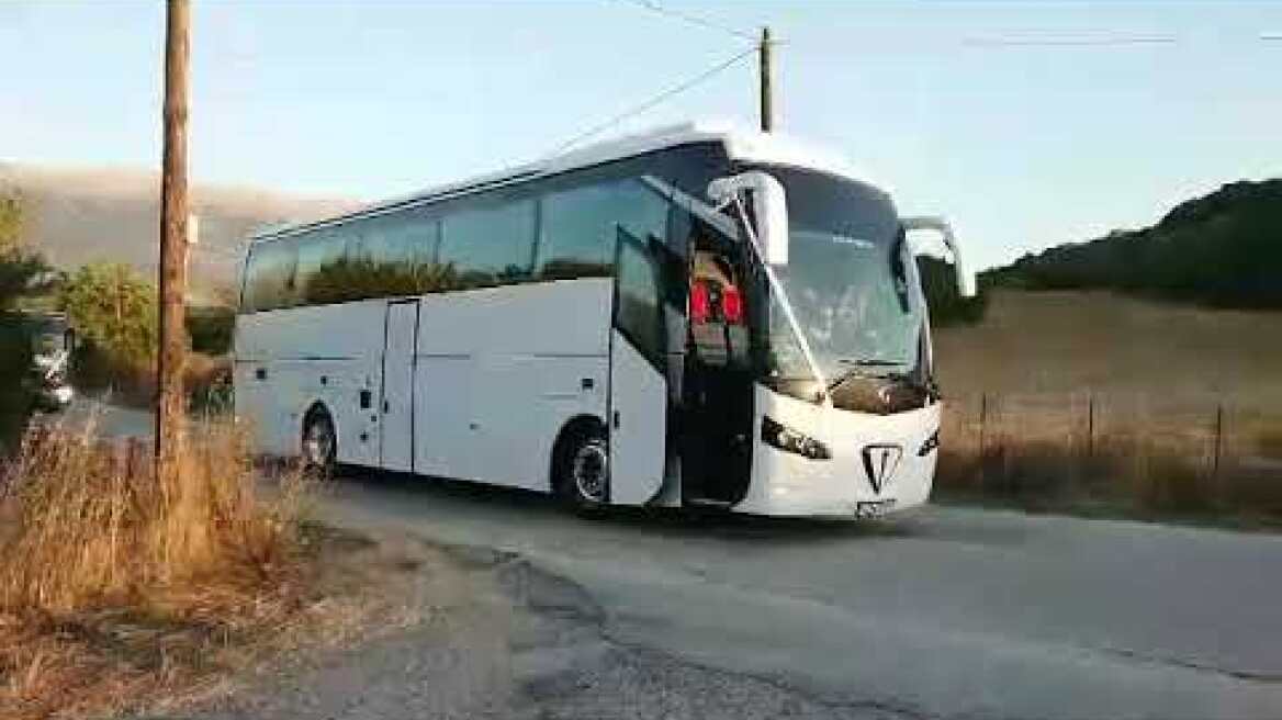 Mε 20 λεωφορεία πήγαν τον γαμπρό στην Εκκλησία