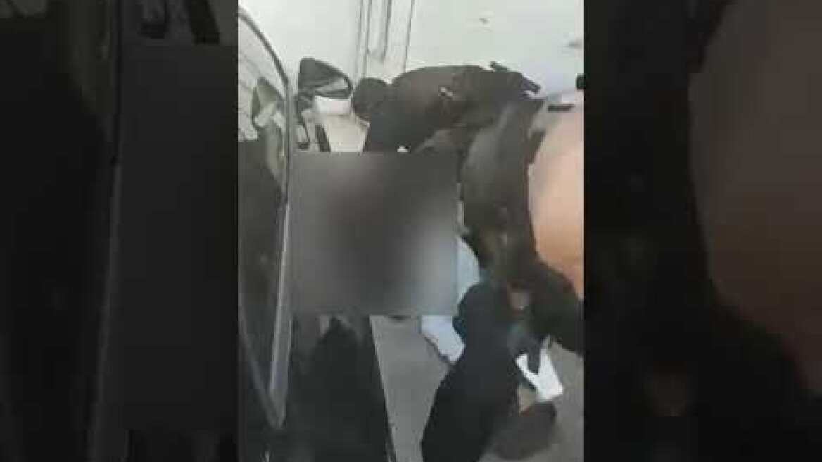 Αστυνομικοί της ΔΙΑΣ σώζουν άνδρα που επιχείρησε να κόψει το λαιμό του με γυαλί