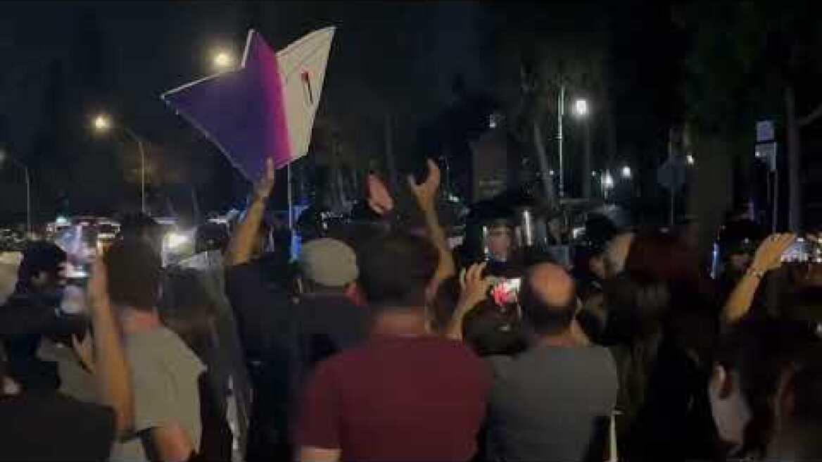 Ένταση μεταξύ αστυνομικών και διαδηλωτών σε διαμαρτυρία στη Λευκωσία