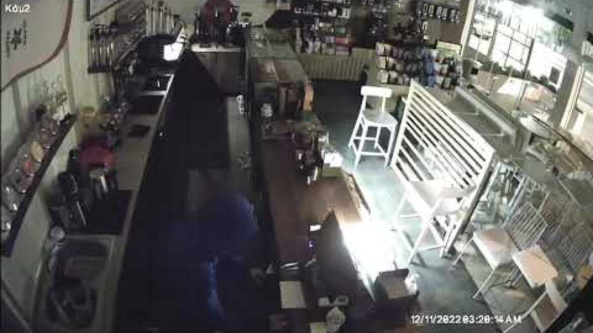 Θρασύτατος διαρρήκτης μπουκάρει σε καφέ στο Αιγάλεω, σηκώνει το ταμείο και εξαφανίζεται