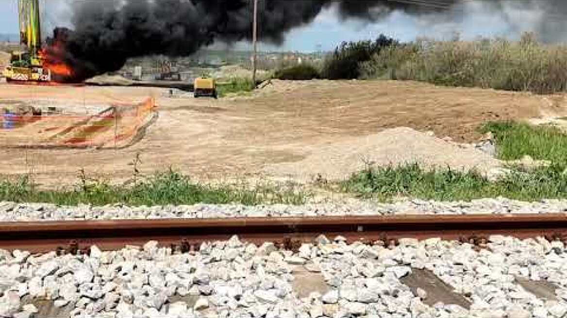 Γερανός χτύπησε στα καλώδια της ΔΕΗ και πήρε φωτιά