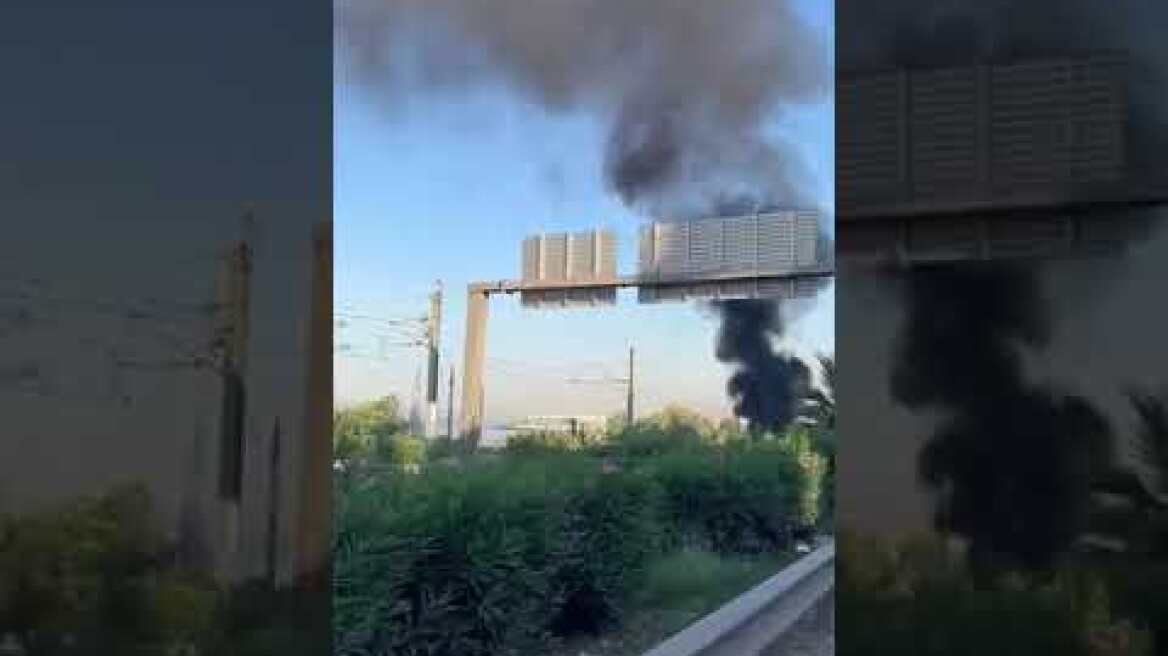 Φωτιά ξέσπασε νωρίς το πρωί σε ΙΧ στον Άλιμο (1)