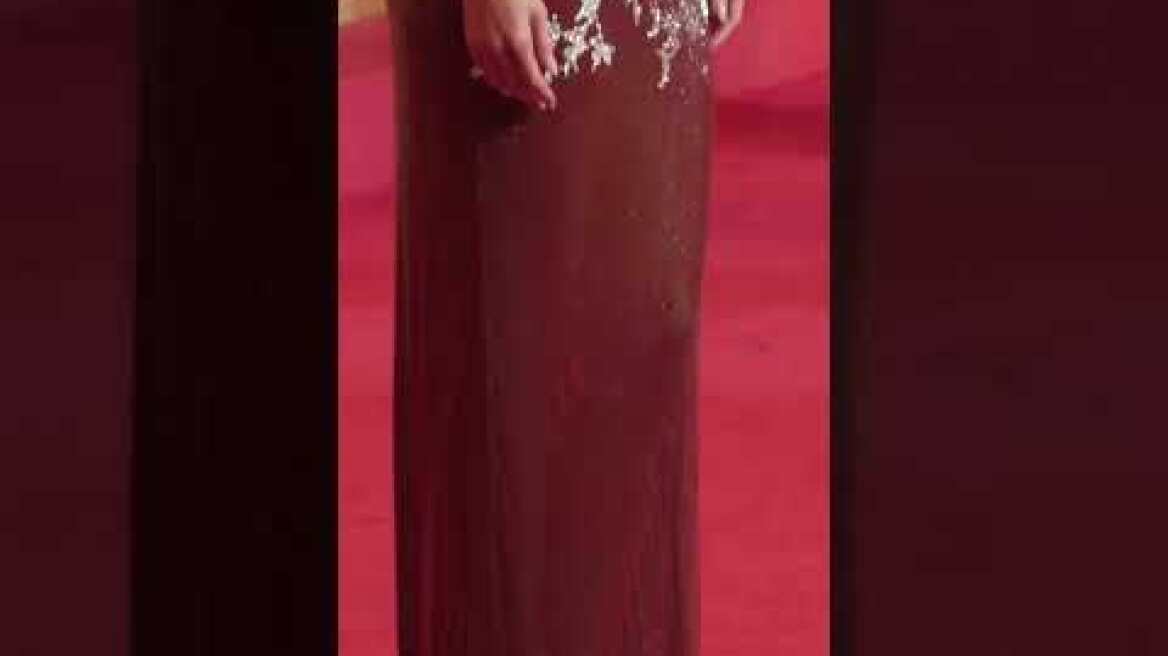 #kyliejenner walks the red carpet at #vanityfair #oscars party