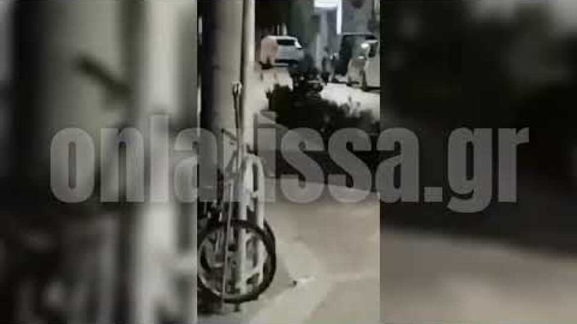 Λάρισα: Άκουγε μουσική και έπινε ποτό γυμνός στη μέση του δρόμου!