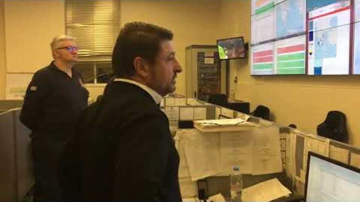 O κ. Χαρδαλιάς ενημερώνεται στο κέντρο επιχειρήσεων πολιτικής προστασίας για την κακοκαιρία