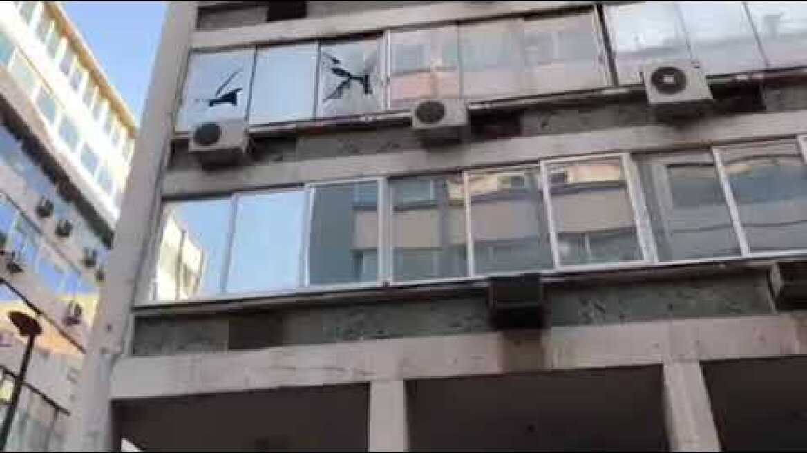 Ισχυρή έκρηξη έξω από κτήριο στον Πειραιά (2)