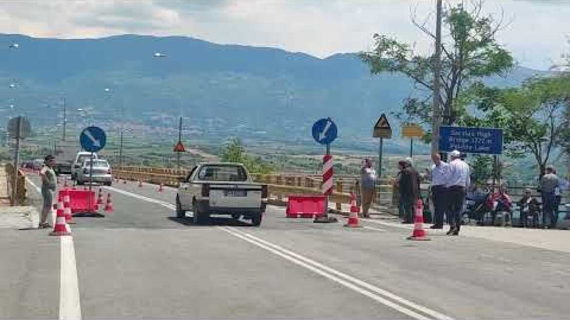 διέλευση οχημάτων από την υψηλή γέφυρα Σερβίων