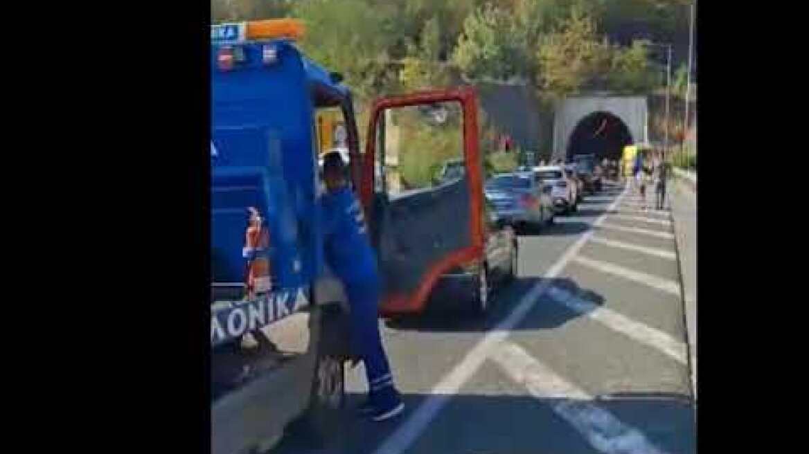 kozan.gr: Αυτοκίνητο πήρε φωτιά στην Εγνατία Οδό στο ύψος της Σήραγγας Αγναντερού