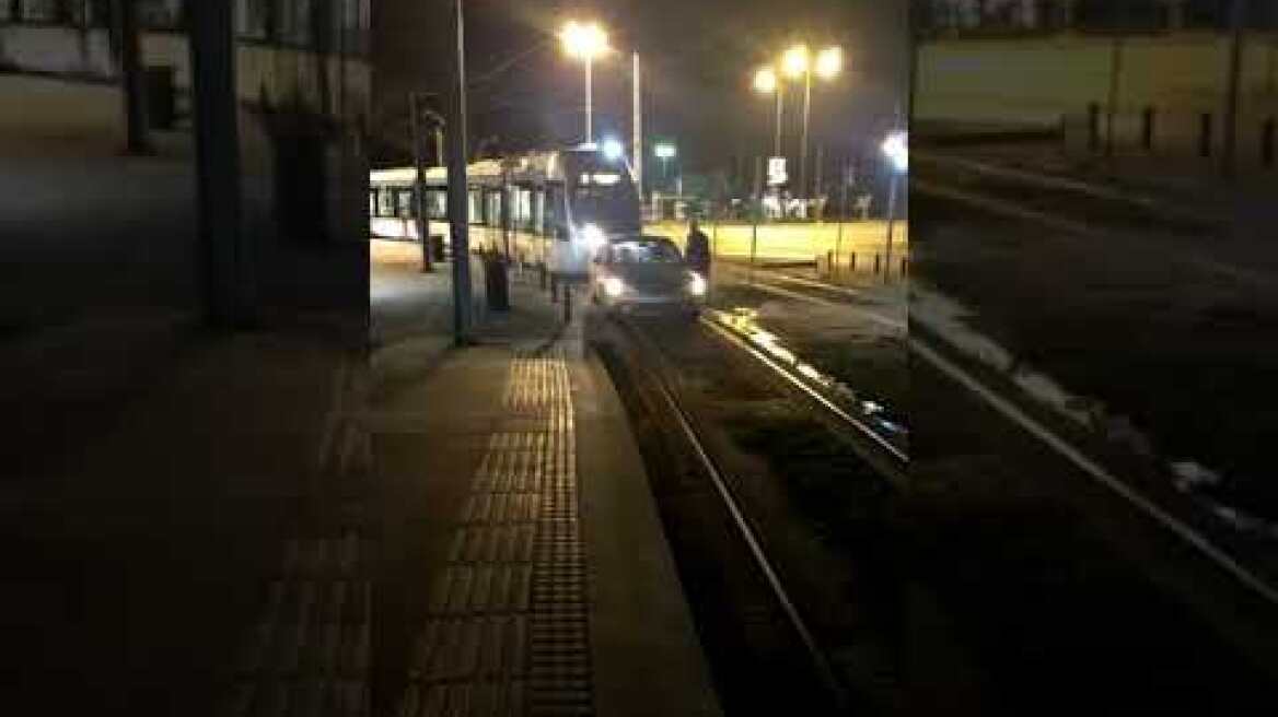 Γλυφάδα: Παρατάει το αυτοκίνητο πάνω στις γραμμές του τραμ για να πάει στο ΑΤΜ