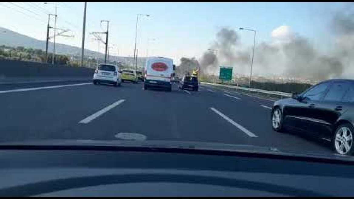 Αυτοκίνητο τυλίγεται στις φλόγες