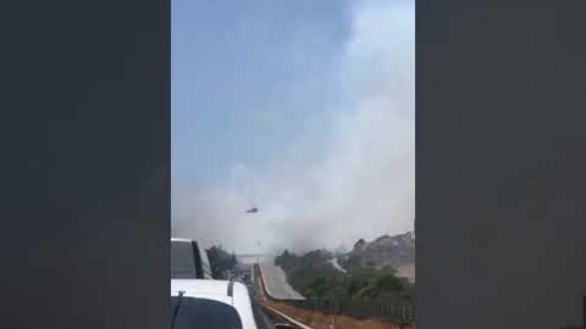 Φωτιά στον αυτοκινητόδρομο: Η στιγμή που επιχειρούν τα εναέρια μέσα