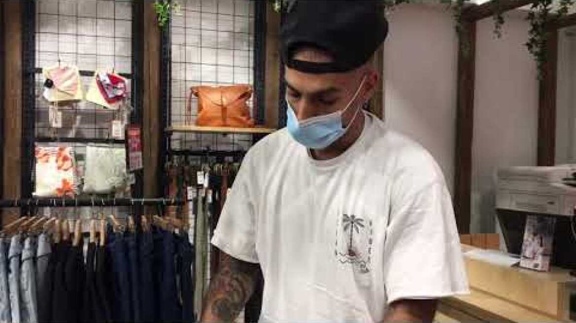 Βίντεο κατάστημα με ρούχα /απολυμαινει τα ρούχα με αποστειρωτή με ακτίνες UV