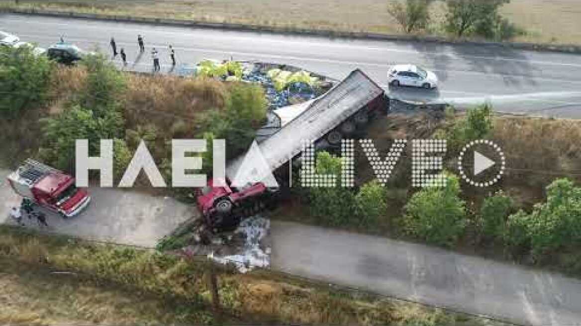 ilialive.gr -  Ανετράπη νταλίκα με λιπάσματα στην Πατρών - Πύργου