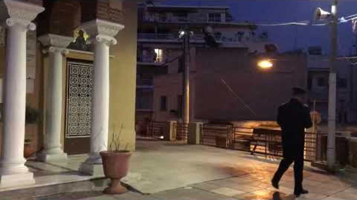 Βίντεο αστυνομικός βγαίνει από εκκλησία