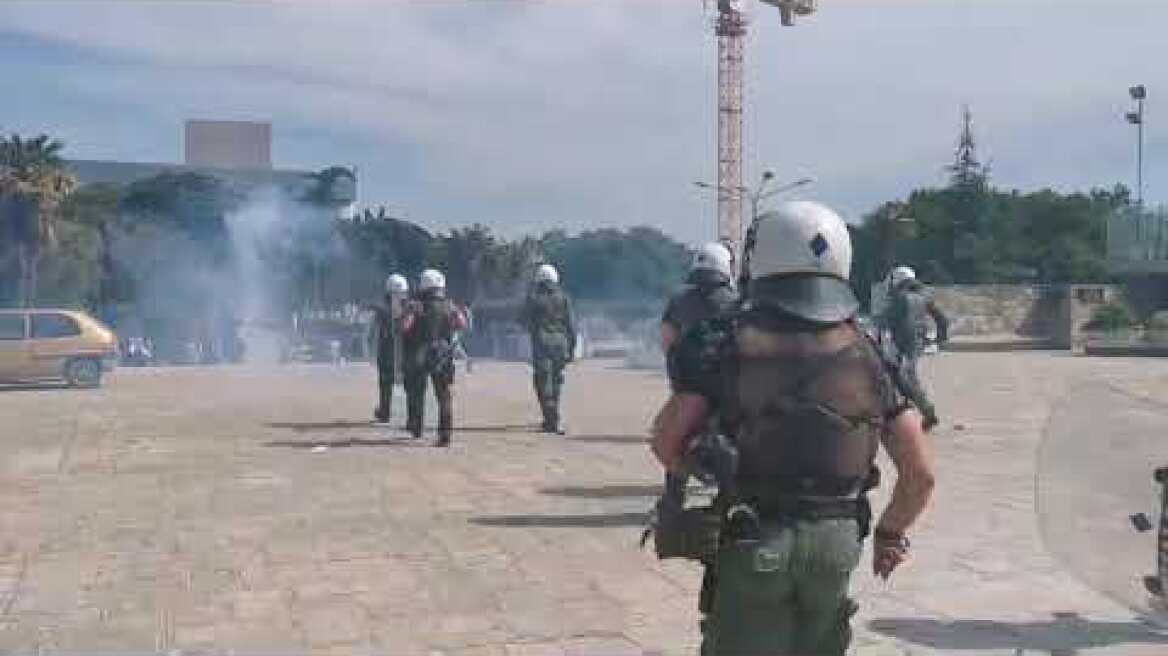 Αντιεξουσιαστές έσπασαν τα ρολά και μπούκαραν στο κτήριο διοίκησης του ΑΠΘ (5)