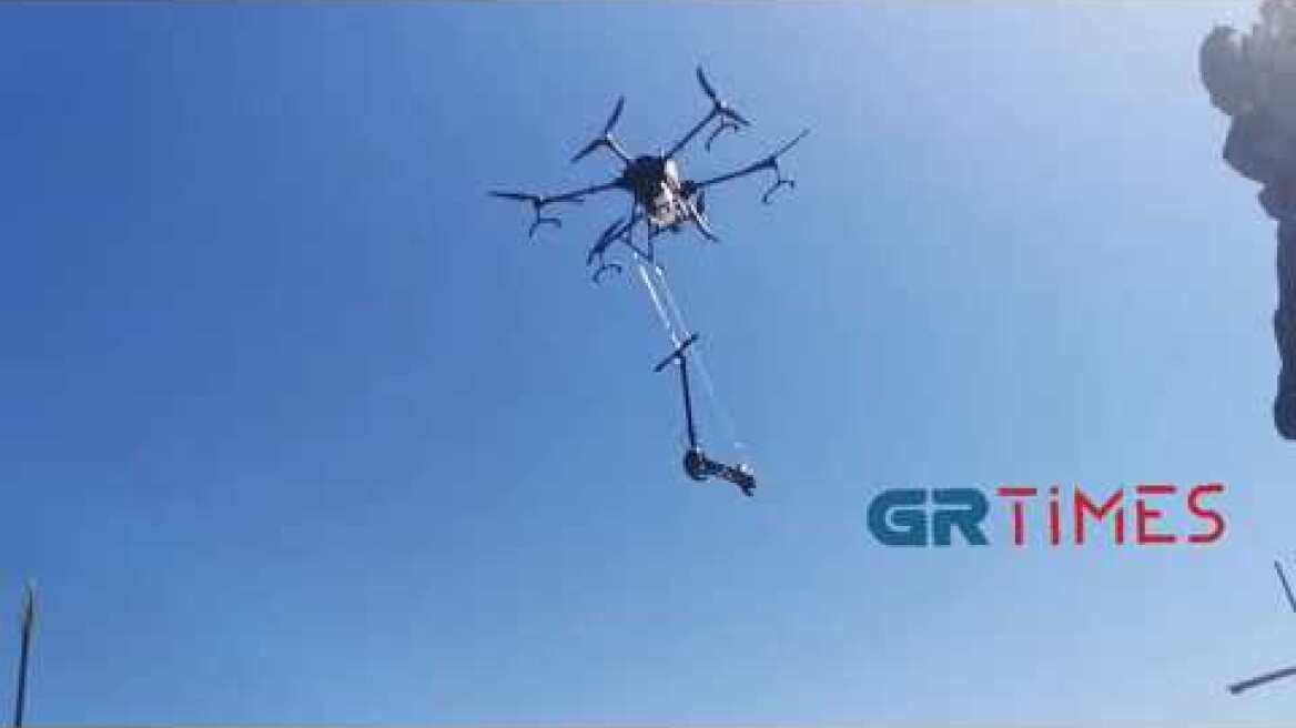 Drone μεταφέρει πατίνι στο "Voltarω" - GRTimes.gr