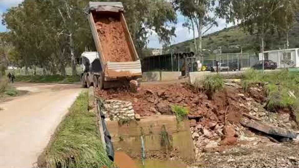 Άνοιξε τρύπα κοντά στη Μαραθώνος (2)
