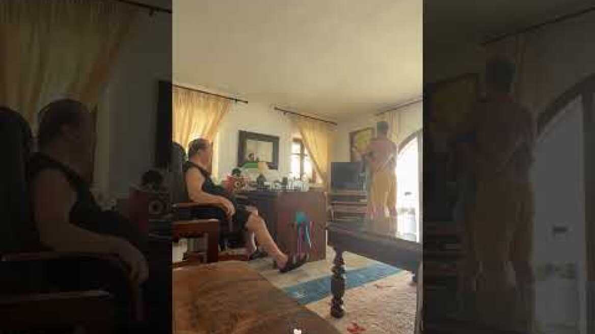 Ο Γιάννης Πάριος με την οικογένειά του στην Πάρο