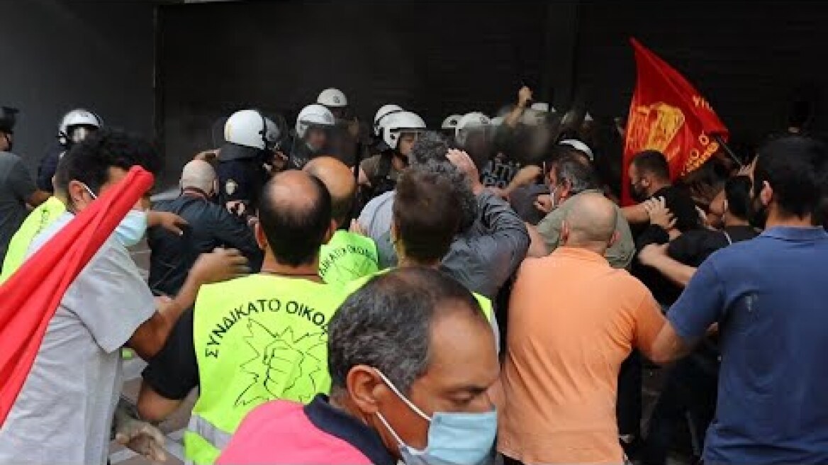 Επίθεση ΜΑΤ στη παράσταση διαμαρτυρίας των Οικοδόμων στο Υπ.Εργασίας