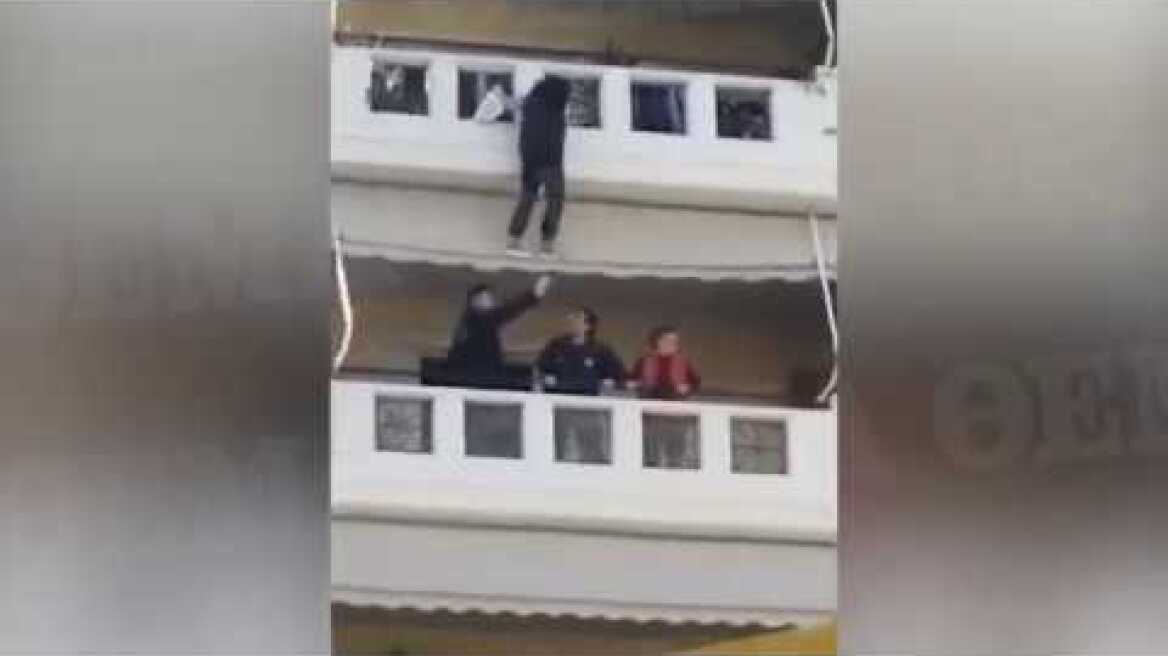 Διάσωση γυναίκας στον Βύρωνα (1)