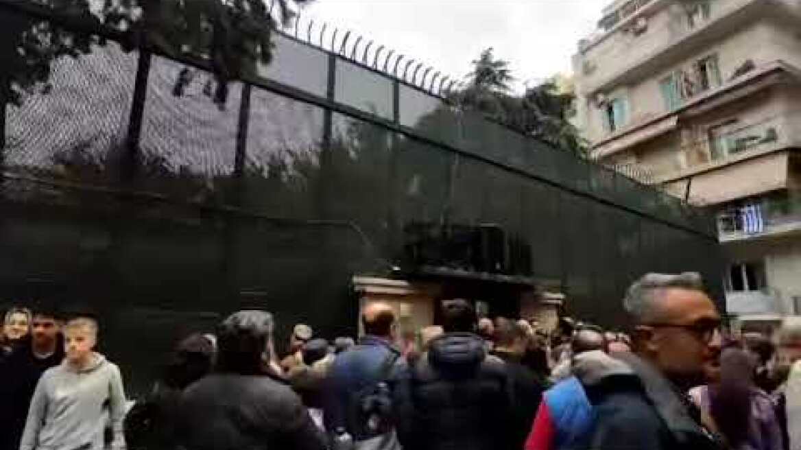 Thesstoday - Πλήθος Τούρκων τουριστών στο Τουρκικό Προξενείο