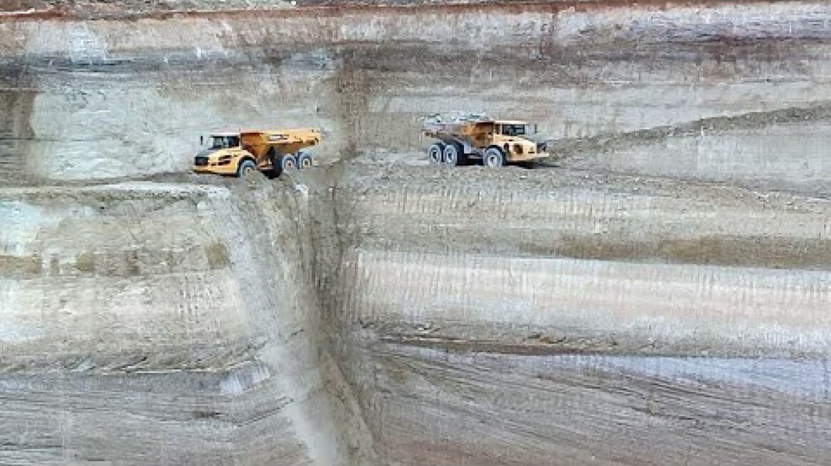 Αφιερωμένο στους οδηγούς των χωματουργικών έργων, της Διώρυγας της Κορίνθου.