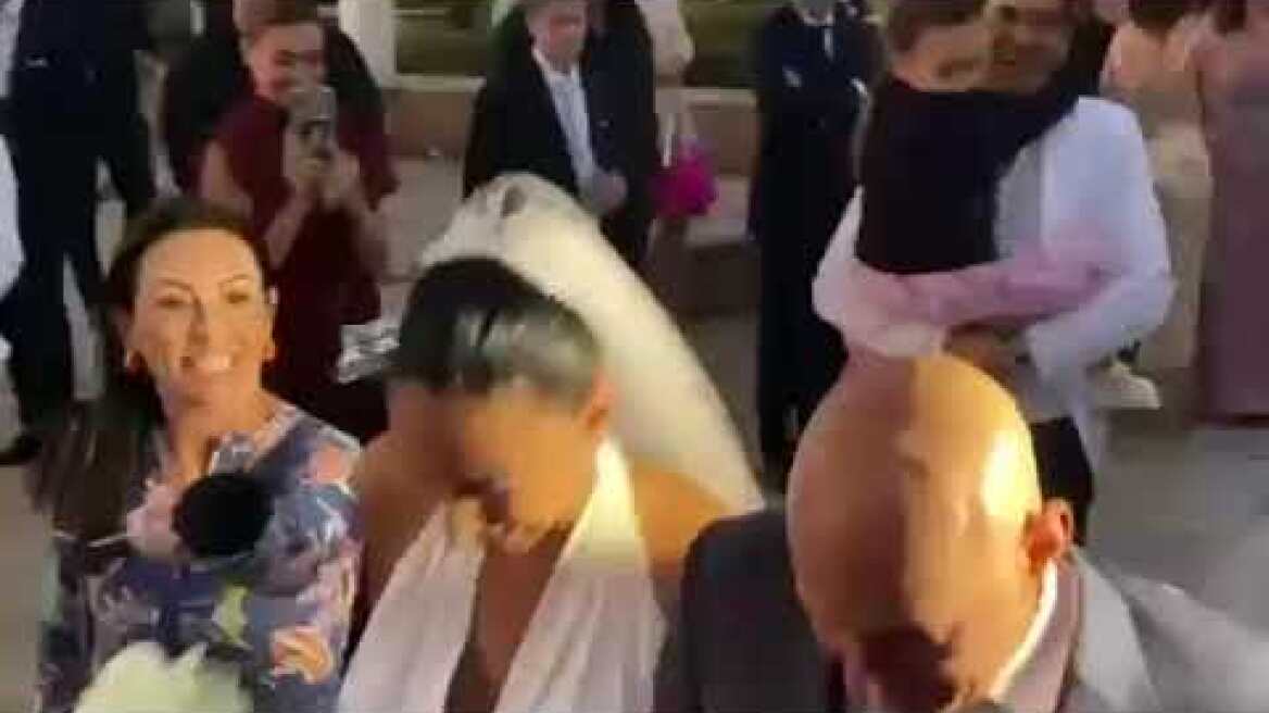 Αυτή την ώρα ο γάμος του Παύλου Βαρδινογιάννη και της Κατερίνας Μπιρμπίλη στην Αγία Μαρίνα