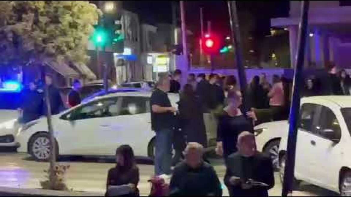 Κεφαλονιά: Κάτοικοι του νησιού συγκεντρωμένοι έξω από τα δικαστήρια (2)