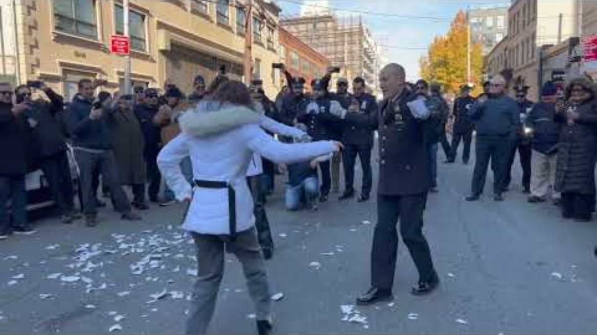 Έλληνας Διοικητής του NYPD αφυπηρετεί με ζεϊμπέκικο και Ζορμπά