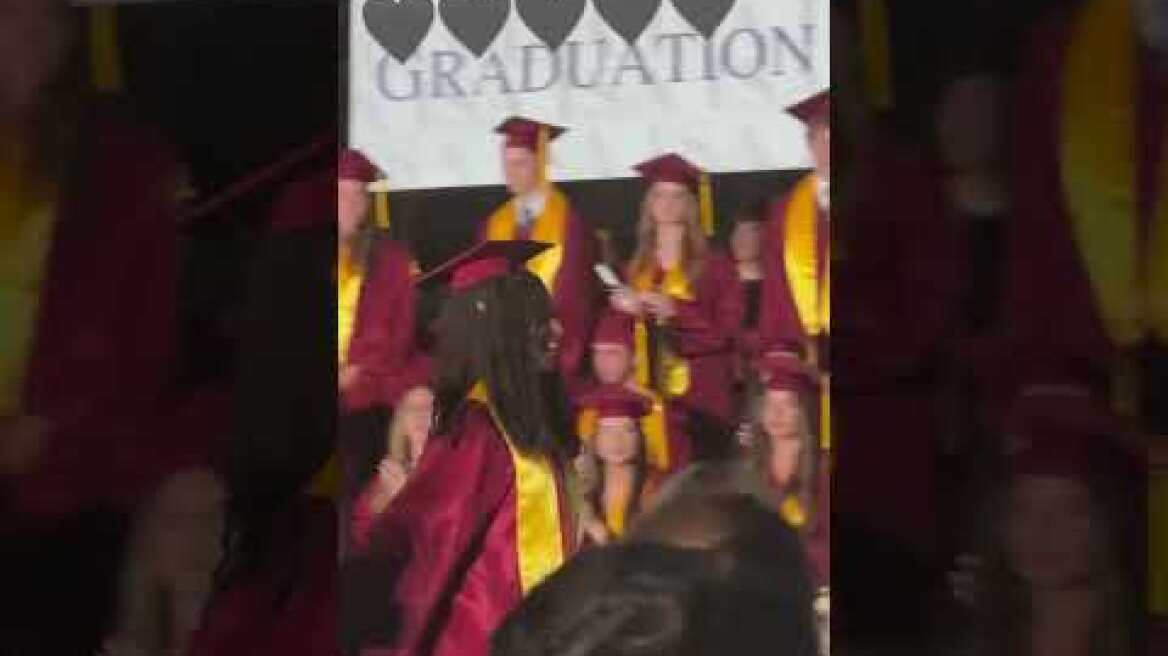 Η Μαρίνα Σάττι στην αποφοίτηση της αδελφής της