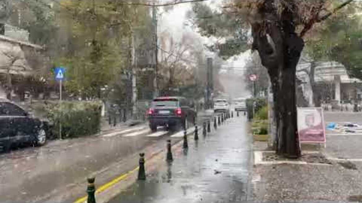 Πυκνή χιονόπτωση στην Κηφισιά