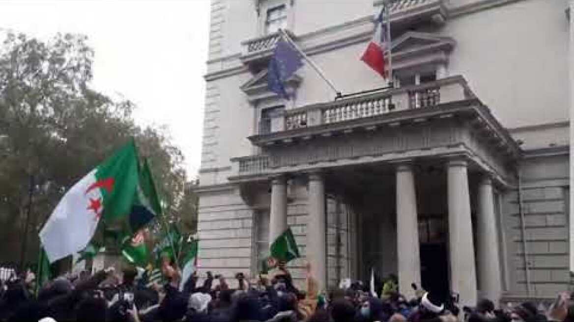 5BREAKING VIDEO: London protests against French President Macron's anti-Muslim remarks.