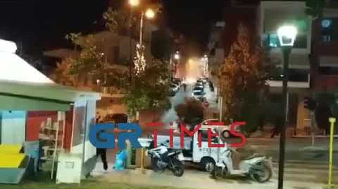 Η στιγμή της επίθεσης με μολότοφ στο Α.Τ Συκεών