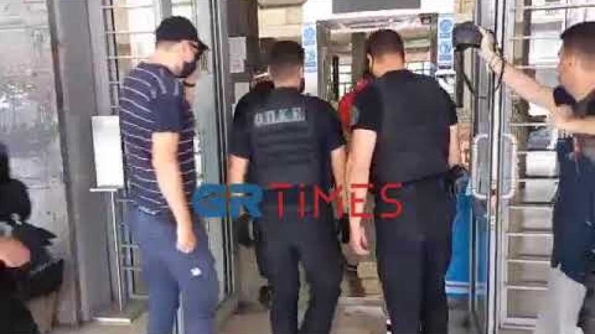 Μεταγωγή του συλληφθέντα για ληστεία και τρομοκρατία στα Δικαστήρια Θεσσαλονίκης - GRTimes.gr