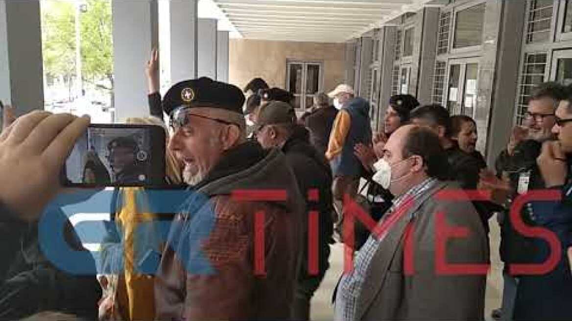 συμπαράσταση σε μητέρα κατηγορούμενη