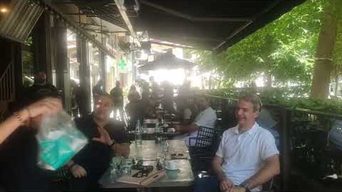 καφές και σελφι για Κυριάκο Μητσοτάκη στη Θεσσαλονίκη