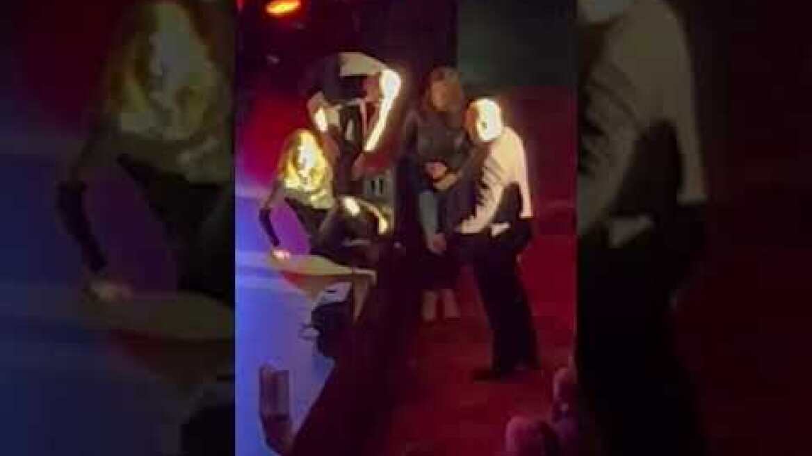 Vicky Leandros stürzt bei Konzert von der Bühne.  #Hannover #Kuppelsaal