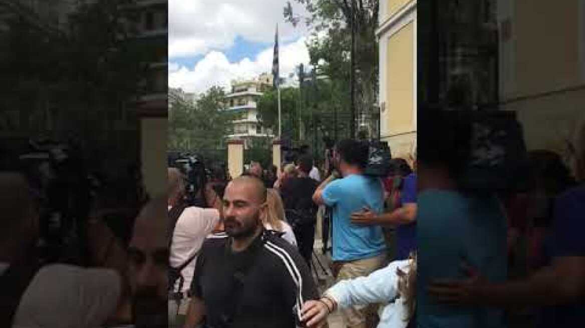 Καυγάς μεταξύ οπαδών - Άρχισαν να πετούν μπουκάλια με νερό σε δημοσιογράφους/κάμερες